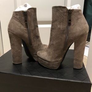 NIB Chinese Laundry Grey Booties. Sz 5.